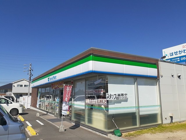 コンビニ　ファミリーマート（コンビニ）まで900m