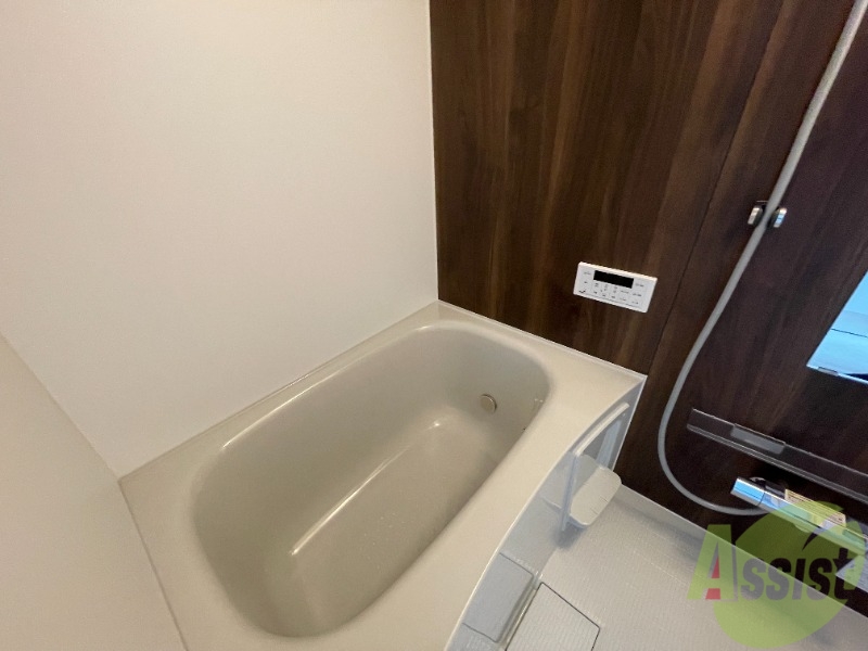 バス・シャワールーム　バスルームは狭すぎず、シャワーも浴びやすそうです。