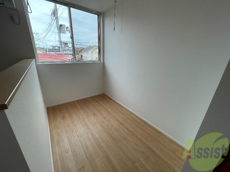 その他部屋・スペース　寝室には窓があるので、朝の目覚めが良さそうです。