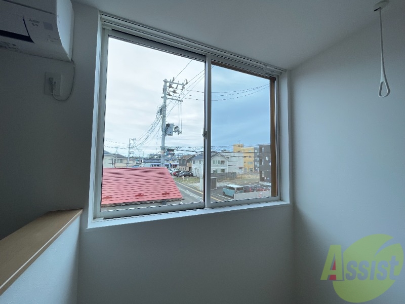 バルコニー　２階部分には窓がありました。明るいお部屋ですね。