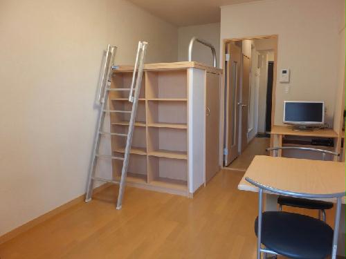 居室・リビング　造り付ベッドと薄型ＴＶのお部屋です