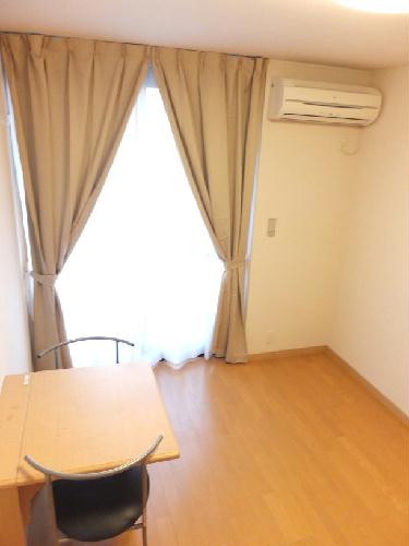 居室・リビング　フローリング仕様テーブルを折り畳むと広く使えます