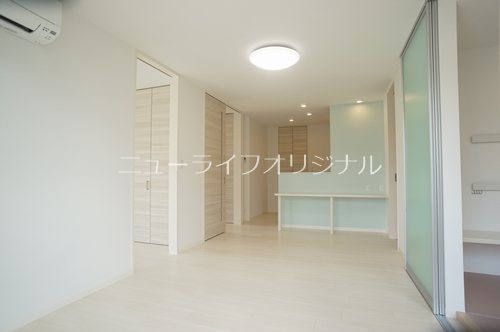 居室・リビング　お料理をしながらご家族との会話も弾む対面式キッチンを採用☆