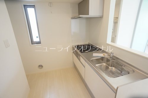 キッチン　グリル付き3口コンロ☆収納は人気のスライド式を採用☆