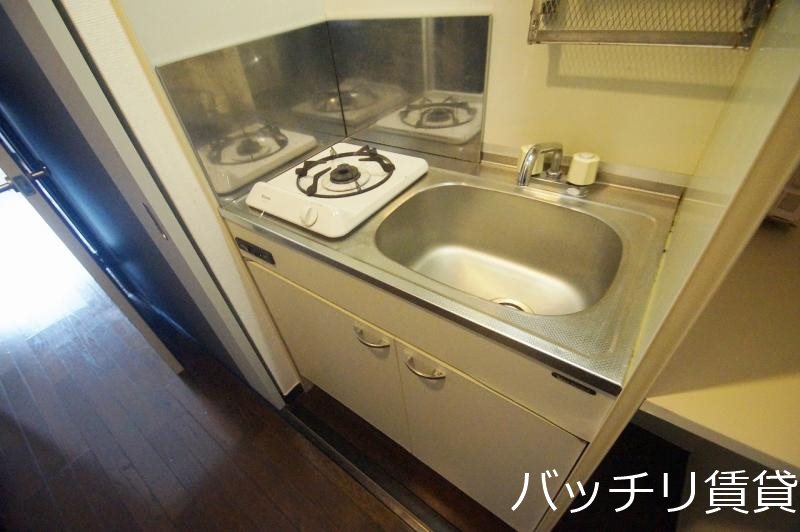 キッチン　別号室写真の為現況を優先致します。