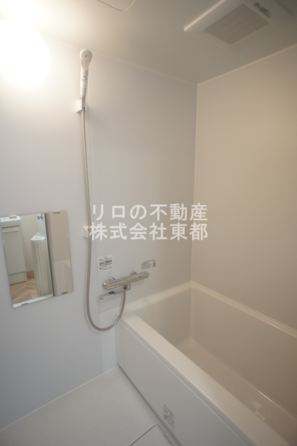 バス・シャワールーム　清潔感のある浴室で、１日の疲れを癒しリラックスできます。