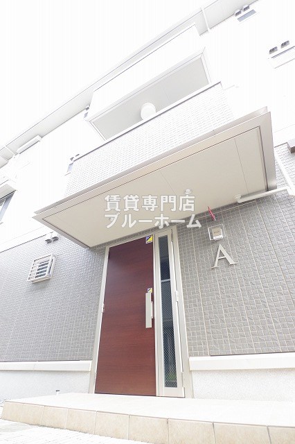 建物外観　軽量鉄骨造３階建ての綺麗な物件！