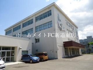 中学校　札幌市立栄町中学校（中学校）まで218m