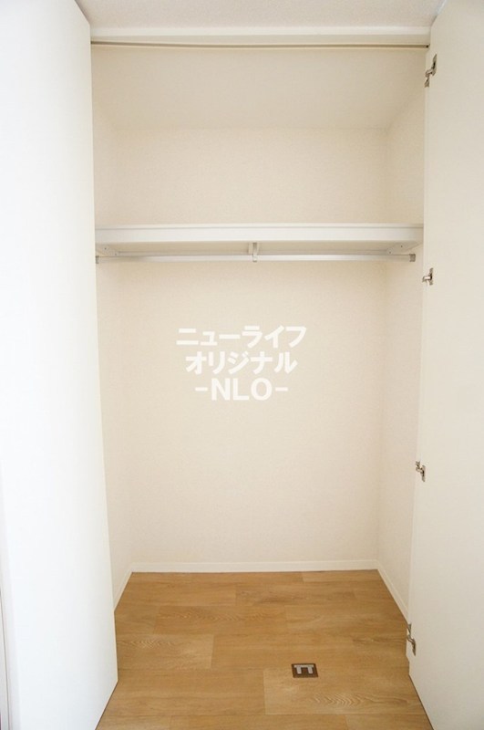 収納　パイプハンガー付きで丈の長い洋服も収納出来ます
