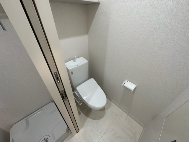 トイレ　温水洗浄便座付き。