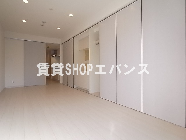 その他部屋・スペース　落ち着いた色調の寝室です