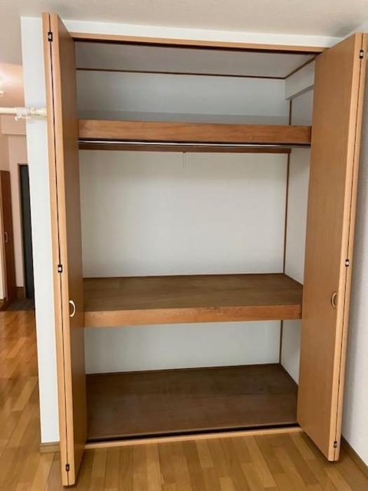 収納　荷物の整理がしやすい棚付きの収納♪