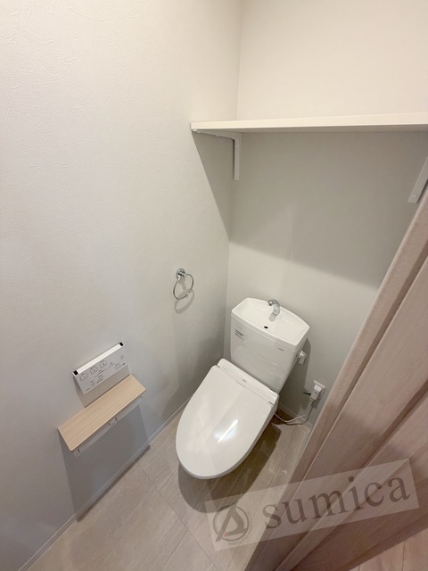トイレ　人気アイテムの温水洗浄便座。清潔感のあるトイレです。