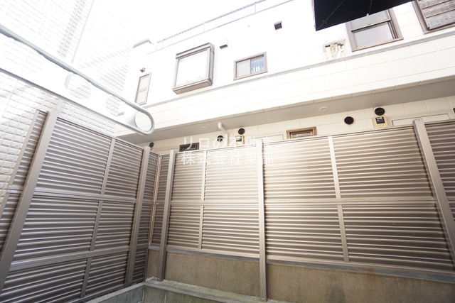 バルコニー　お天気のいい日は外干しもできますね！！