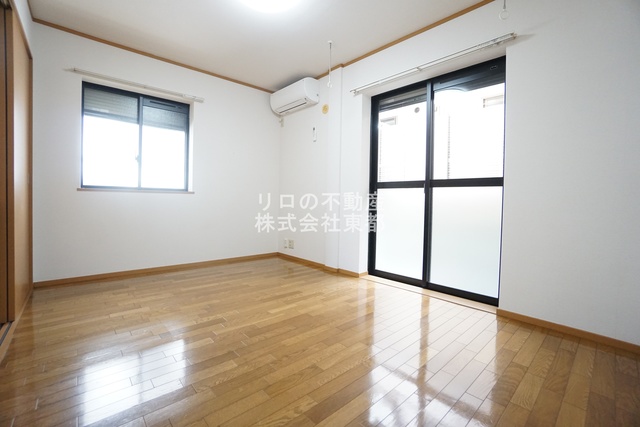居室・リビング　２面採光なので、明るく風通しのよい過ごしやすいお部屋です♪