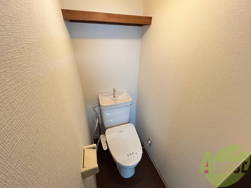 トイレ　トイレは嬉しい温水洗浄便座付で快適に過ごせそうです。