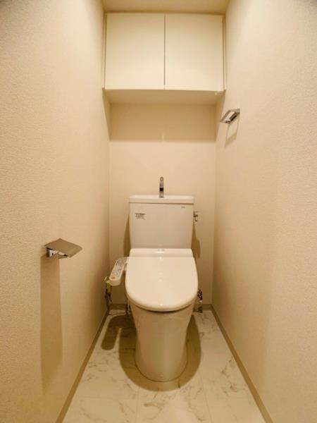 トイレ　落ち着いた色調のトイレです
