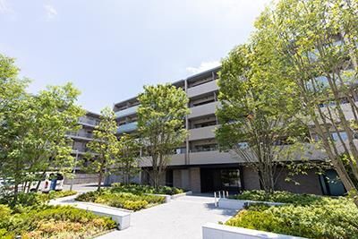 建物外観　管理員の勤務形態：日勤 　　ワークラウンジあります♪