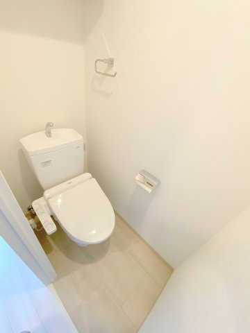 トイレ　落ち着いた色調のトイレです