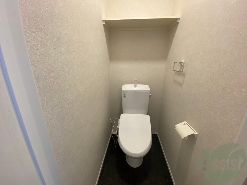 トイレ　ウォシュレット付きトイレの上部には収納もございます。