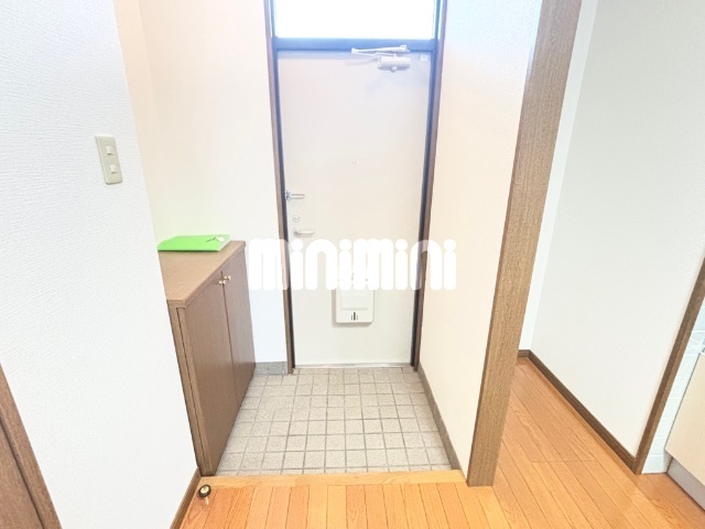 玄関　下駄箱付き