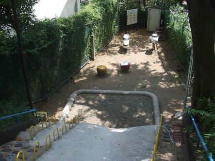 公園　筑土八幡町遊び場（公園）まで332m