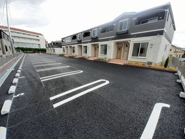 駐車場　駐車場があるので、車を買う予定の方も安心です