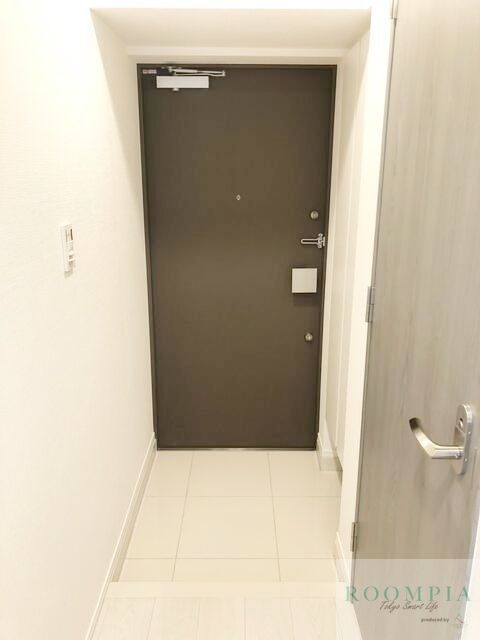 玄関　※同タイプの別のお部屋です。