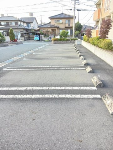 駐車場　駐車場があるので、車を買う予定の方も安心です
