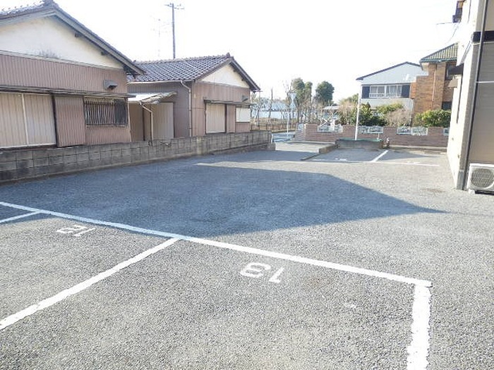 駐車場　敷地内駐車場、別途契約月額６，０５０円（税込）