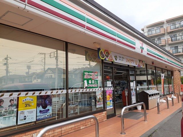 コンビニ　セブンイレブン（コンビニ）まで1054m