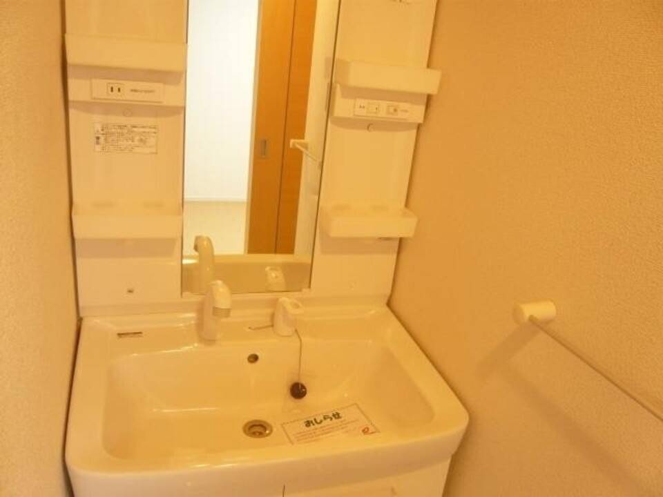 洗面設備　シャワー付洗面化粧台