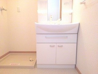 洗面設備　スペースが確保できる洗面所です