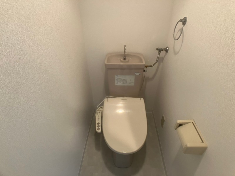 トイレ　こちらはトイレです。清潔感があり、安心して使用できます。