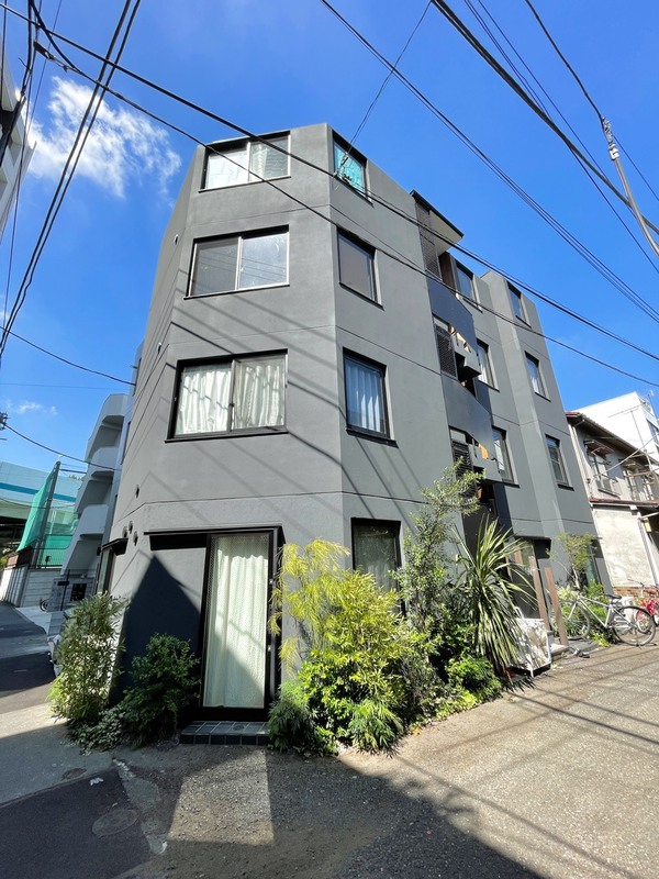 建物外観　直線的でスタイリッシュな外観