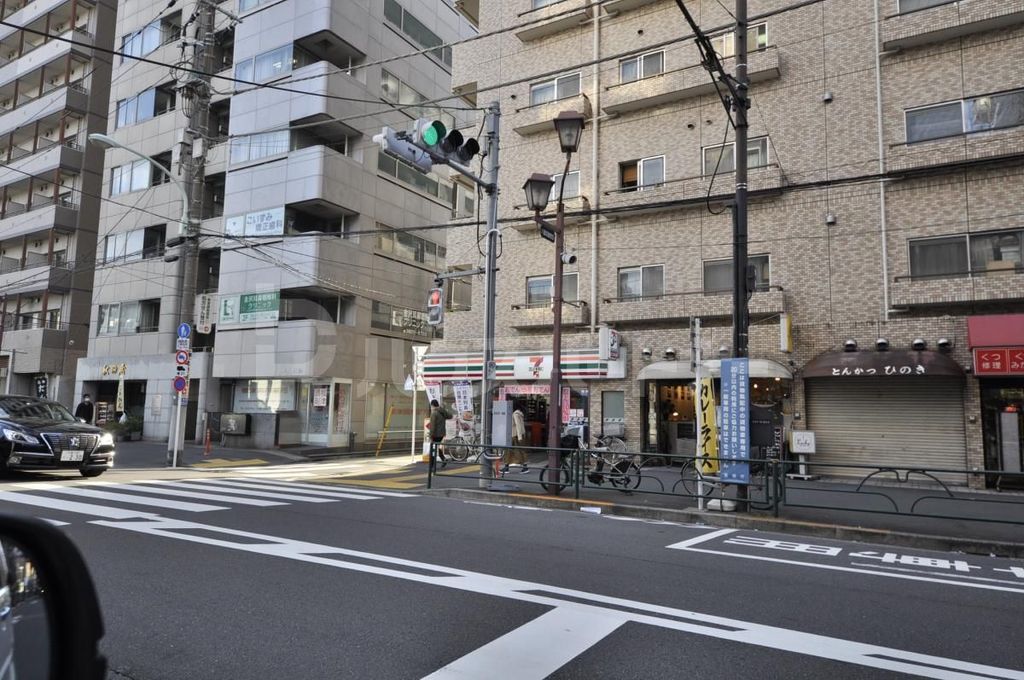 コンビニ　セブンイレブン根津駅前店（コンビニ）まで710m