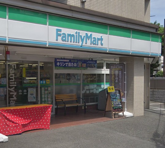 コンビニ　ファミリーマート平和台環八通り店（コンビニ）まで445m