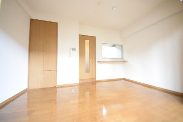 居室・リビング　シンプルな形のお部屋です