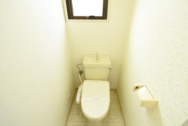 トイレ　温水洗浄便座付きのトイレです♪