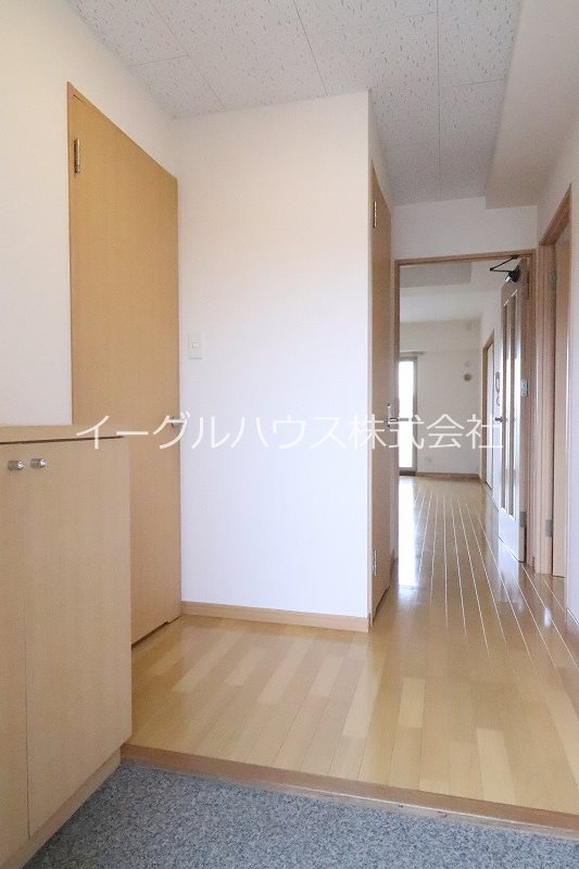 玄関　退去予定のため別部屋写真使用
