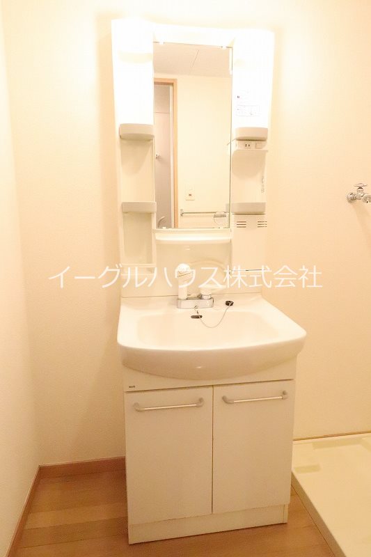 洗面設備　退去予定のため別部屋写真使用