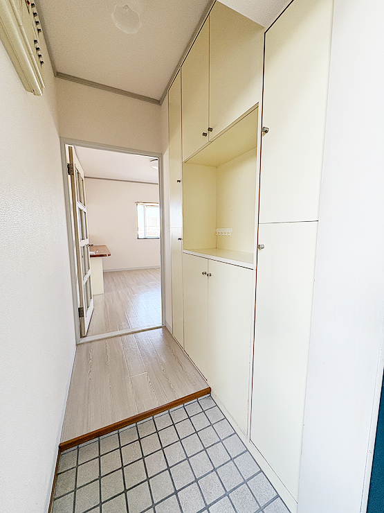 玄関　◇天井高まであるシューズＢＯＸは収納豊富です！
