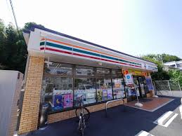 コンビニ　セブンイレブン横浜戸塚町中央店（コンビニ）まで599m