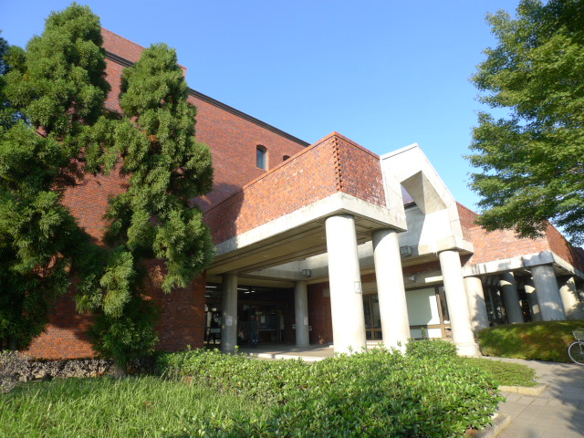 図書館　越谷市立図書館（図書館）まで327m