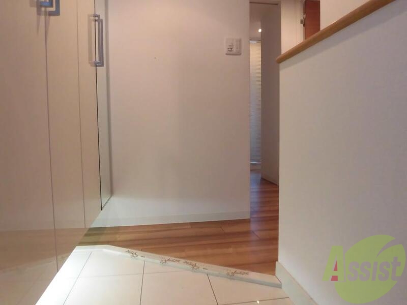 玄関　玄関を開けたらすぐにお部屋ではないので急な来客でも安心です