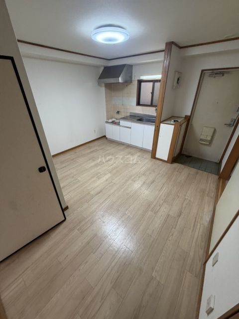プレステージ中根の居間写真