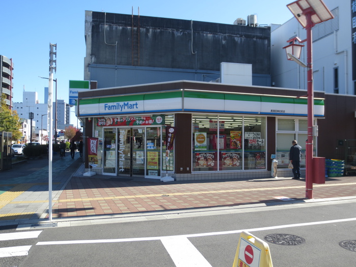 コンビニ　ファミリーマート（コンビニ）まで562m