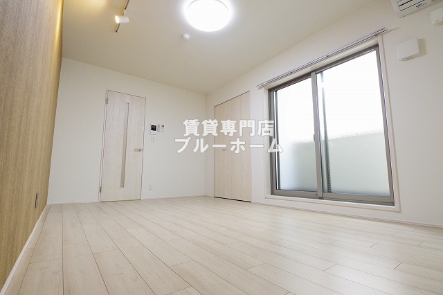 居室・リビング　8.7帖の明るい洋室！