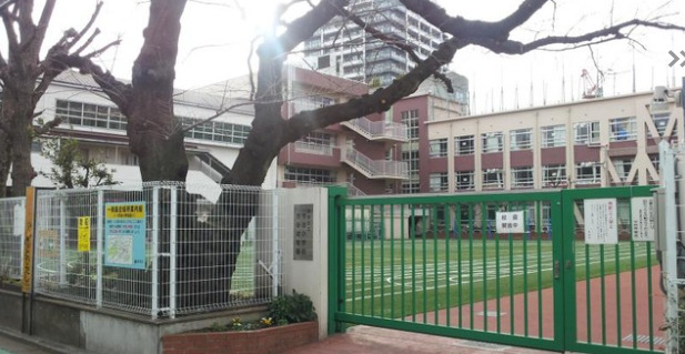 小学校　新宿区立市谷小学校（小学校）まで119m