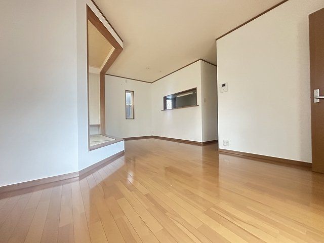 梅ケ谷戸建の居間写真